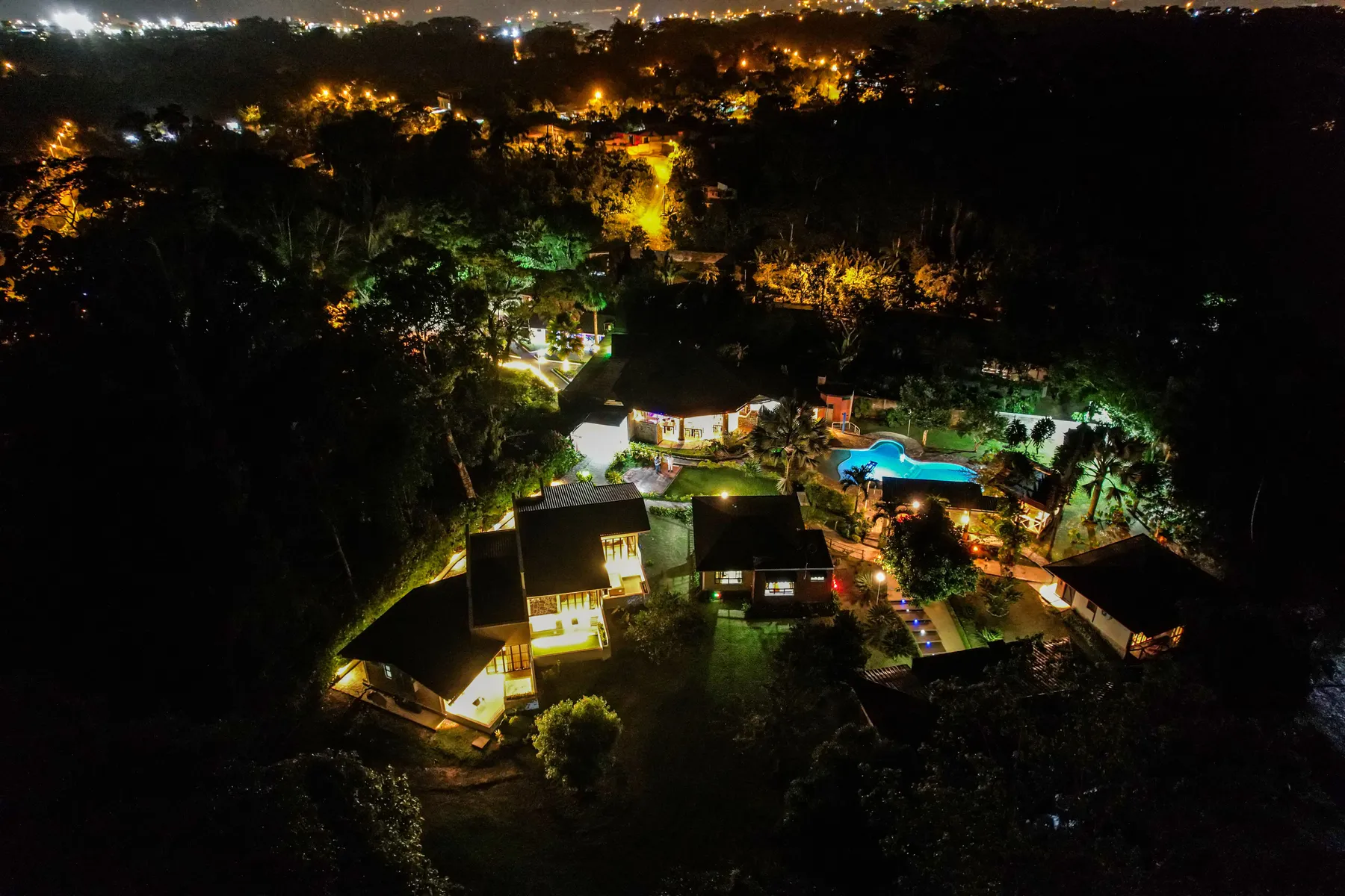 Vista aérea del Lodge Terra Luna en la selva